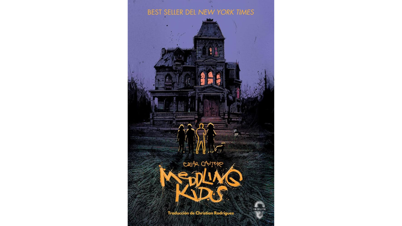 Cuatro siluetas de personas y la silueta de un perro, de espaldas frente a las escaleras que conducen a una casa decrépita. Arriba sale el texto "Best seller del new york times" y en la parte inferior Edgar Cantero - Meddling Kids - Traducción de Christian Rodríguez
