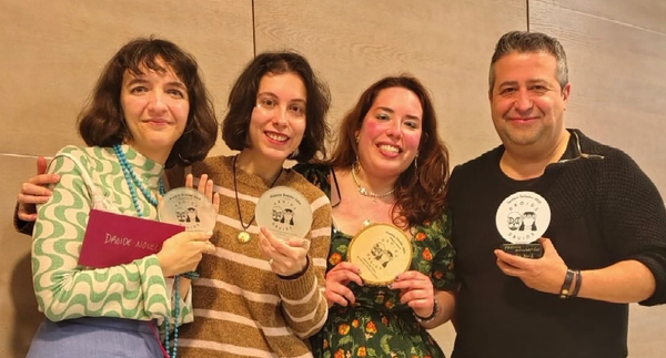 Ganadores con sus premios.