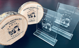 Trofeos de los premios: dos cortezas de arbol para los premios druida y dos laminas de vidrio grabado sobre pedestal para los droide